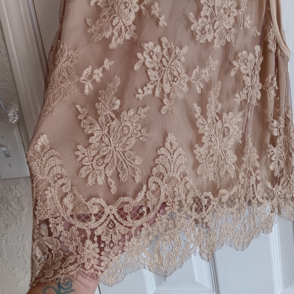 Ellen Tracy Ladies Lace sleeveless top. Size small - Picture 2 of 4